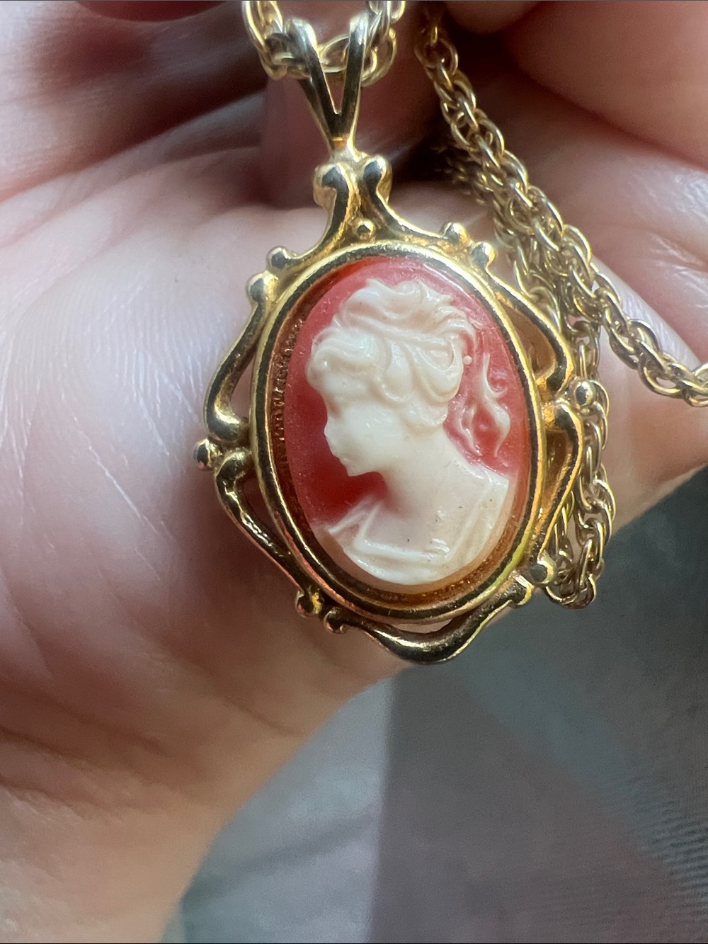 Vintage Gold-Tone Red Cameo Pendant Necklace - Classic Women Jewelry